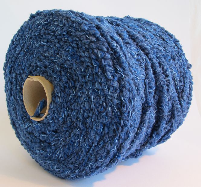 Hovedbilde LØKKEGARN mellomBLÅ men noen lysere og mørkere ...